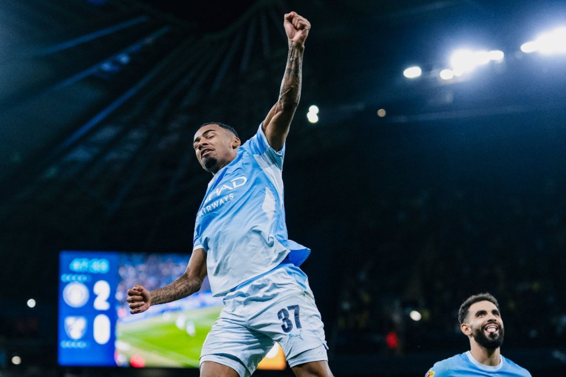 Ex-Palmeiras brilha, supera ex-Cruzeiro, e City atropela Norwich pela Copa da Liga