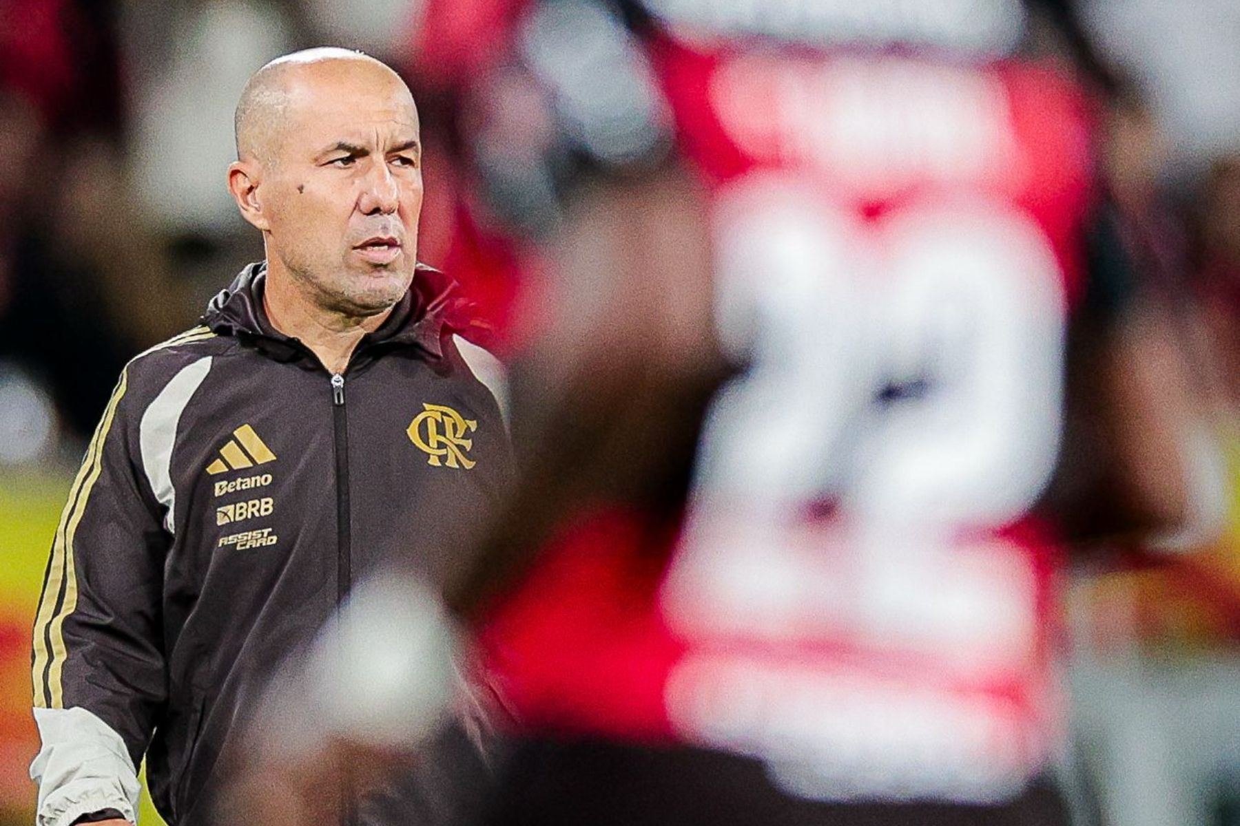 Jardim admite jogo abaixo do Flamengo, mas exalta força da torcida: 'Fantástica'