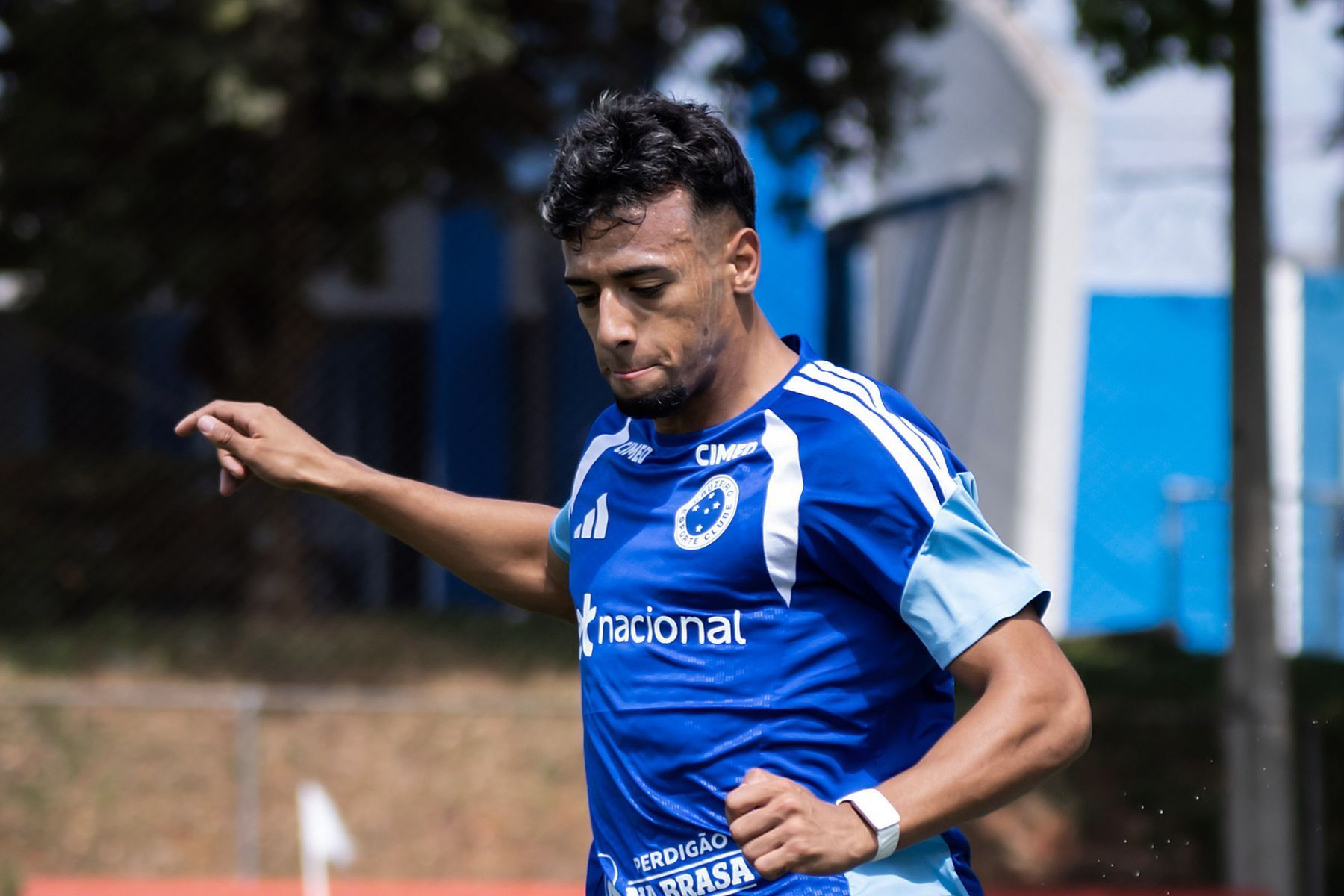 Com duas assistências em cinco jogos, atacante busca afirmação no Cruzeiro
