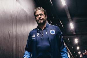 Artur Jorge deve mexer em dois setores do time titular na partida contra o Vitória pelo Brasileirão