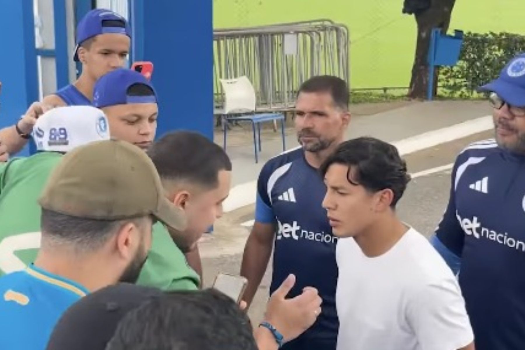 Cruzeiro: torcedores protestam na Toca da Raposa II em véspera de jogo