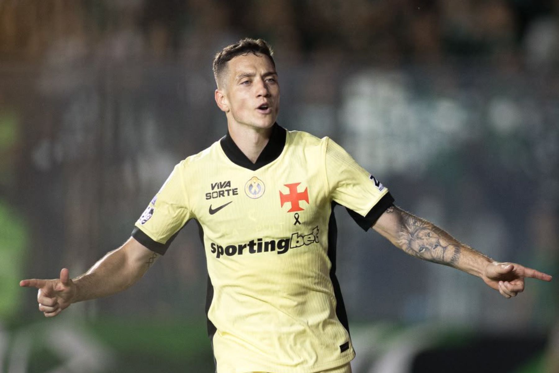 Reforços brilham, Vasco atropela Coritiba e deixa zona de rebaixamento do Brasileirão