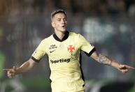 Reforços brilham, Vasco atropela Coritiba e deixa zona de rebaixamento do Brasileirão