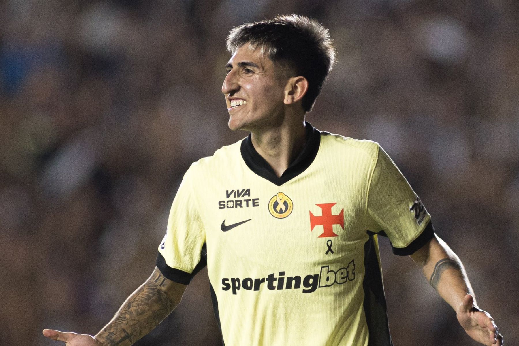 Reforços brilham, Vasco atropela Coritiba e deixa zona de rebaixamento do Brasileirão