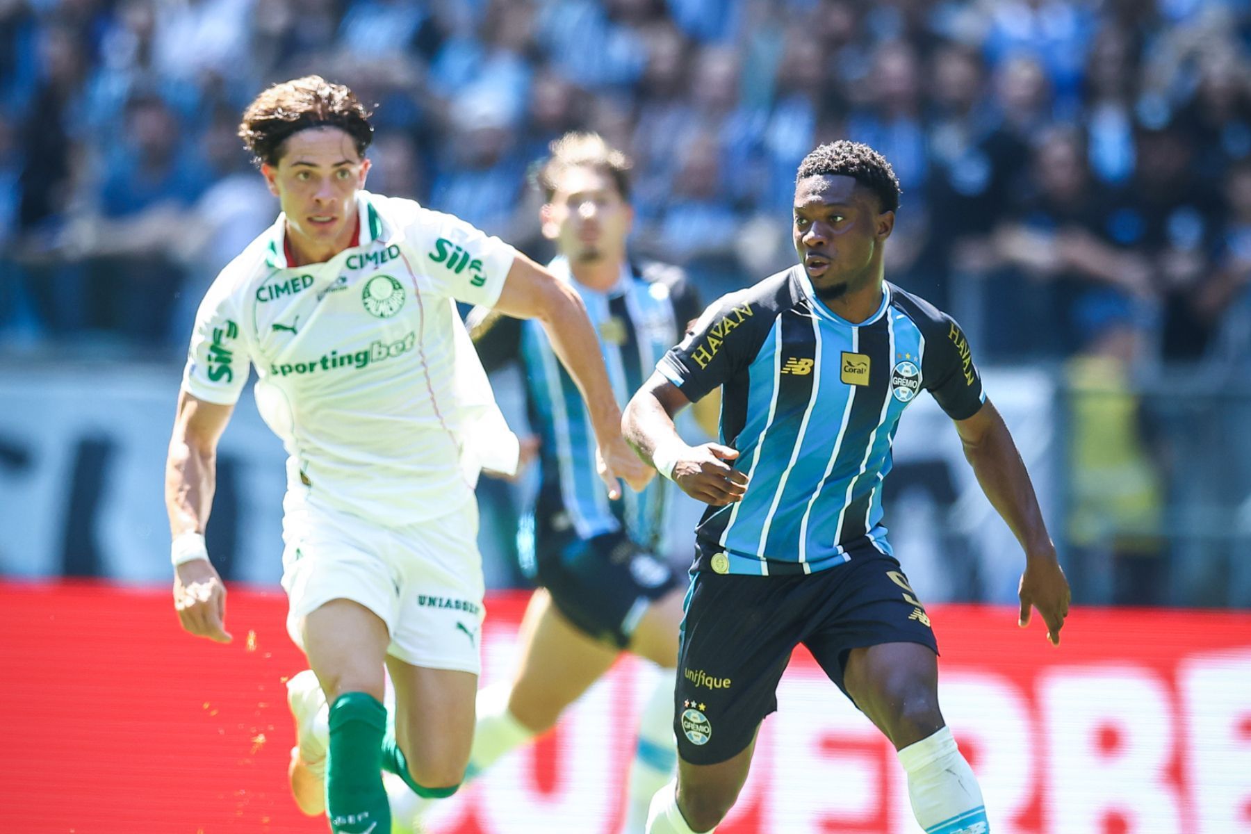 Grêmio e Palmeiras empatam pelo Campeonato Brasileiro após milagres de Weverton