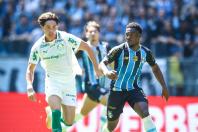 Grêmio e Palmeiras empatam pelo Campeonato Brasileiro após milagres de Weverton