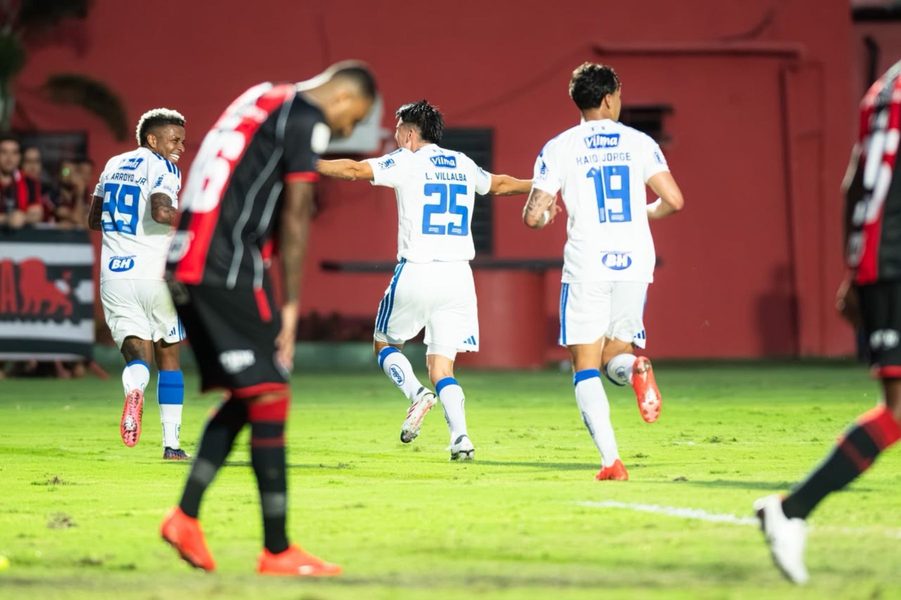 De virada, Cruzeiro bate Vitória fora de casa e cola no G4 do Brasileirão