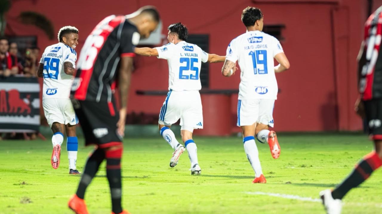 Cruzeiro vence o Vitória de virada e cola no G4