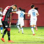 De virada, Cruzeiro bate Vitória fora de casa e cola no G4 do Brasileirão