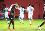 De virada, Cruzeiro bate Vitória fora de casa e cola no G4 do Brasileirão