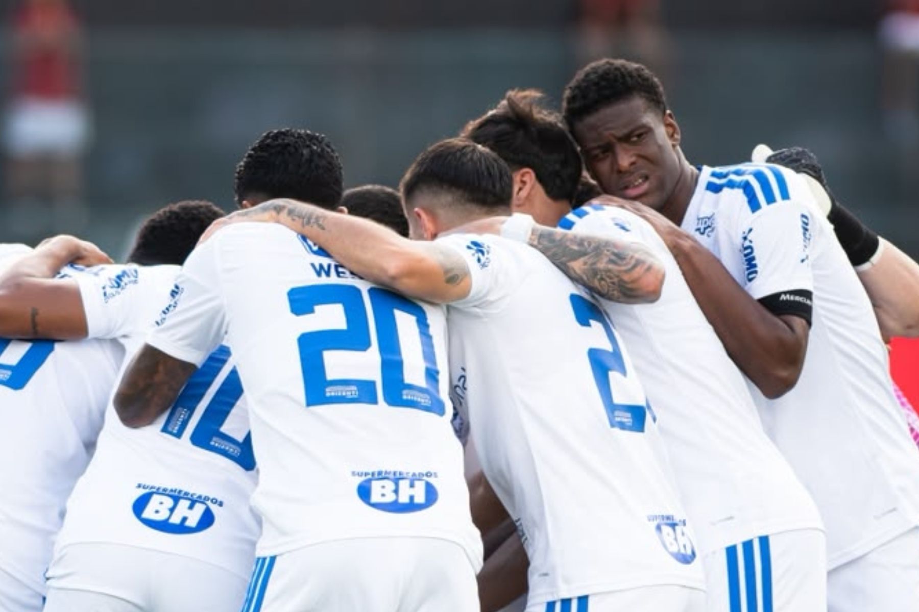 Destaque do Cruzeiro revela 'susto' em triunfo sobre o Vitória: 'Dei umas vomitadas'