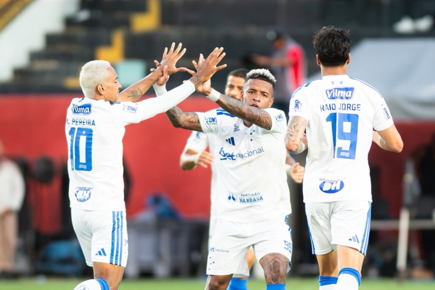 Com vitória, Cruzeiro reduz distância para o G4 e ameniza pressão durante pausa