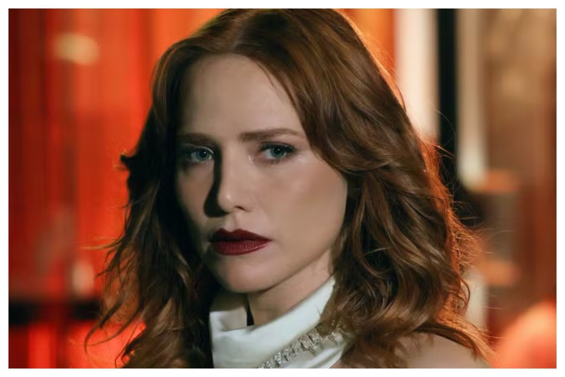 Ruiva e rica: Adriana aparece irreconhecível e marca entrada triunfal em Quem Ama Cuida
