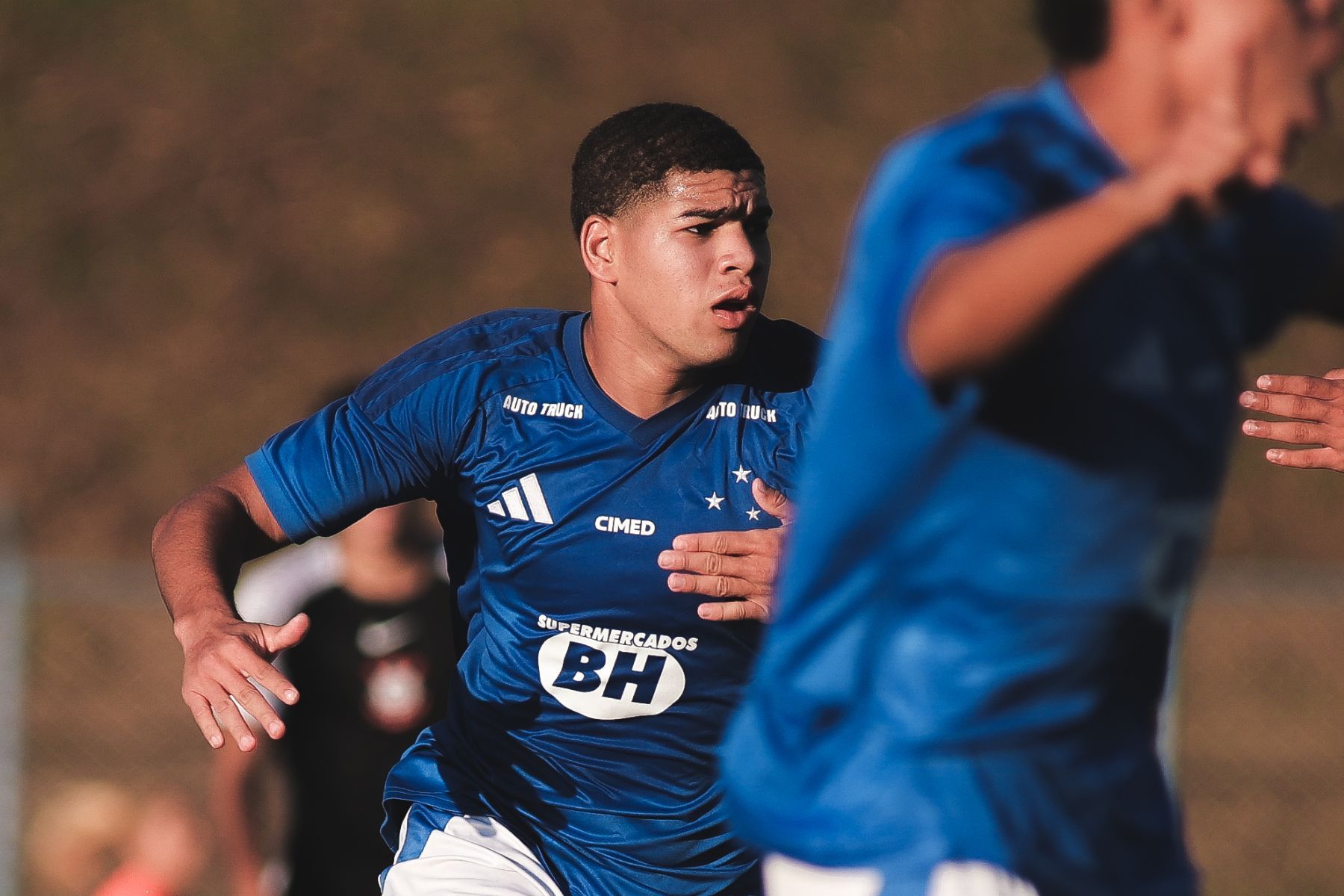 Joia da base faz hat-trick, Cruzeiro atropela Bahia e avança no Brasileirão Sub-17