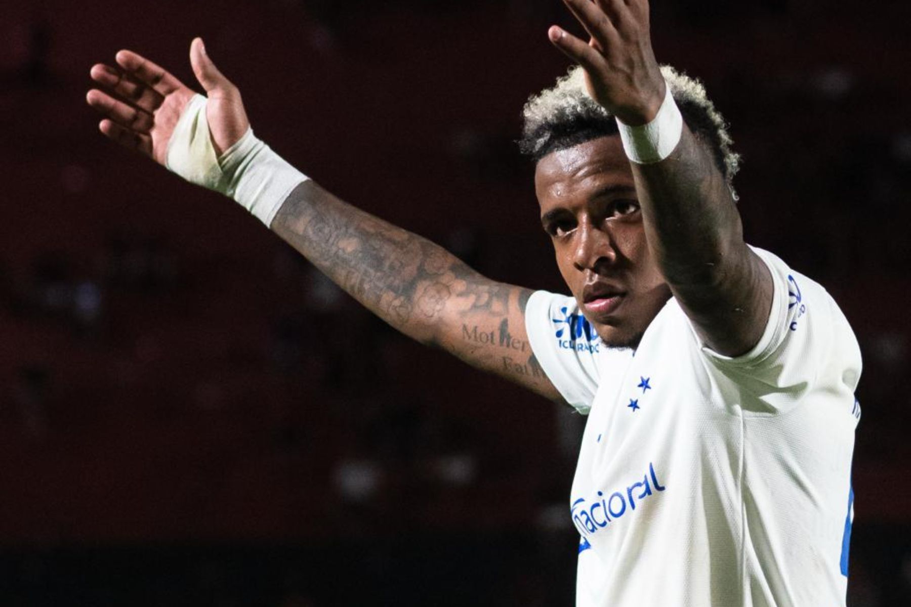 Atacante do Cruzeiro 'encanta' técnico em treino e pode ganhar titularidade no Equador