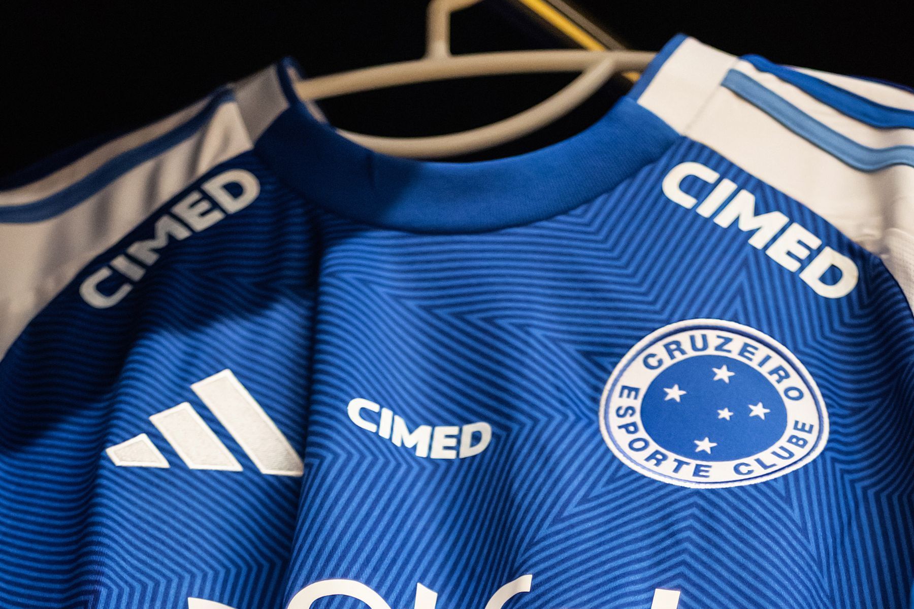 Pedrinho participa, e camisa do Cruzeiro é arrematada por R$ 40 mil em leilão beneficente