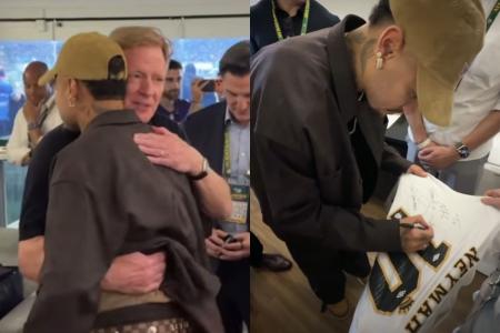 Neymar autografa camisa de Roger Goodell, comissário da NFL