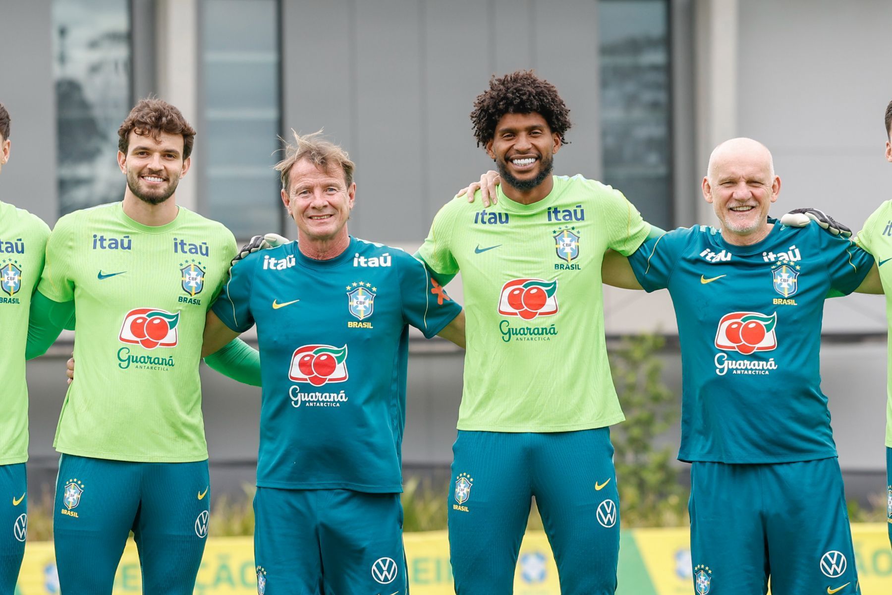 Otávio, do Cruzeiro, 'expõe' bastidores de trabalho com Taffarel na Seleção: 'À vontade'