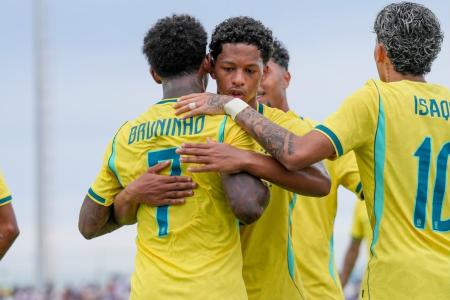 Zé Lucas, do Cruzeiro, abraça Bruninho, do Shakhtar, após gol pela Seleção Brasileira sub-20 • Nelson Terme/CBF