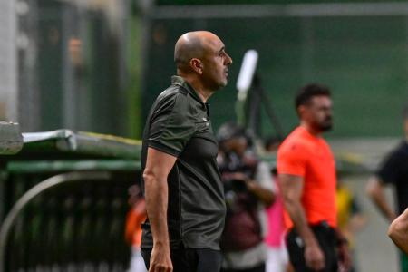 Douglas Leite, treinador do América, durante partida com o Juventude