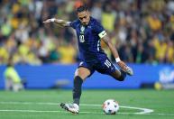 Raphinha sente dores, é substituído e vira preocupação para Seleção Brasileira