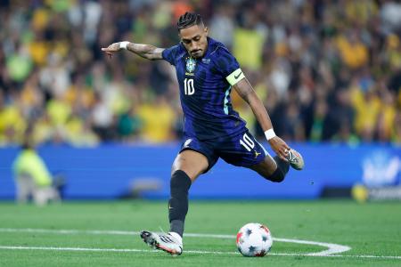Raphinha em ação pelo Brasil contra a Austrália