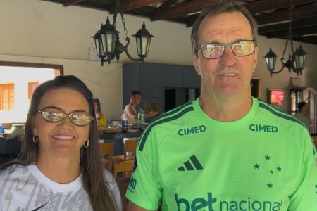 Dona Mariza e seu Paulo Roberto, mãe e pai de Otávio, goleiro do Cruzeiro • Lucas Barbosa/Itatiaia