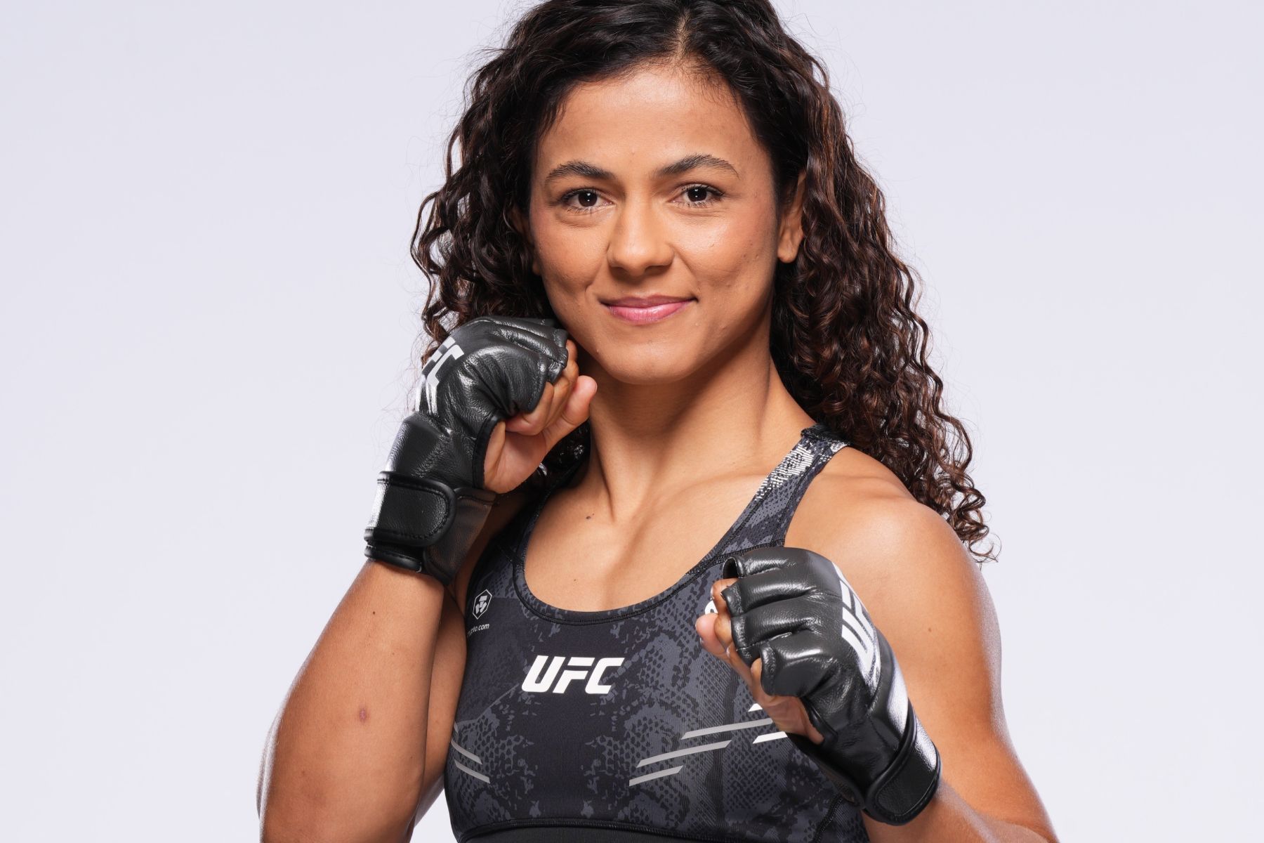 Às vésperas de disputa por cinturão no UFC, Natália Silva promete: 'Quero deixar um legado'