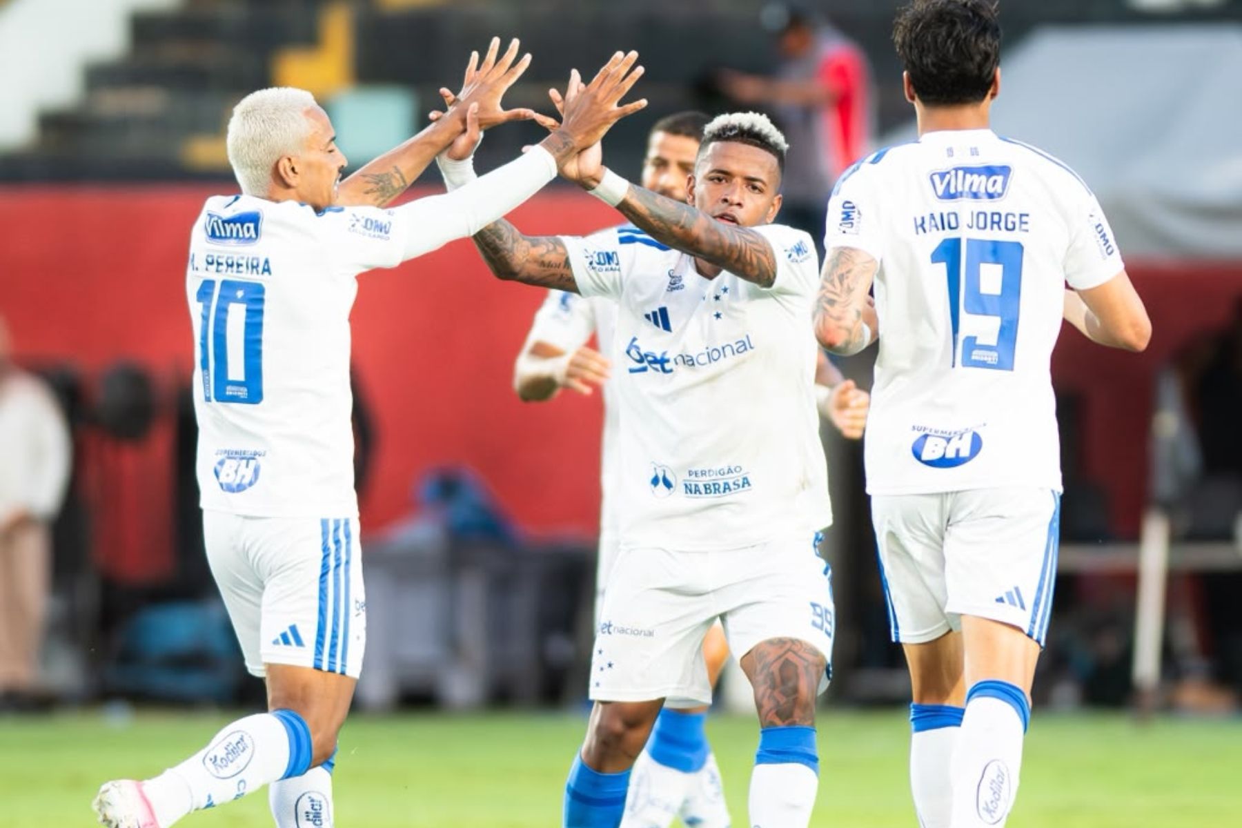 Artur Jorge 'se derrete' por titular do Cruzeiro e afirma: 'O melhor do Brasil'