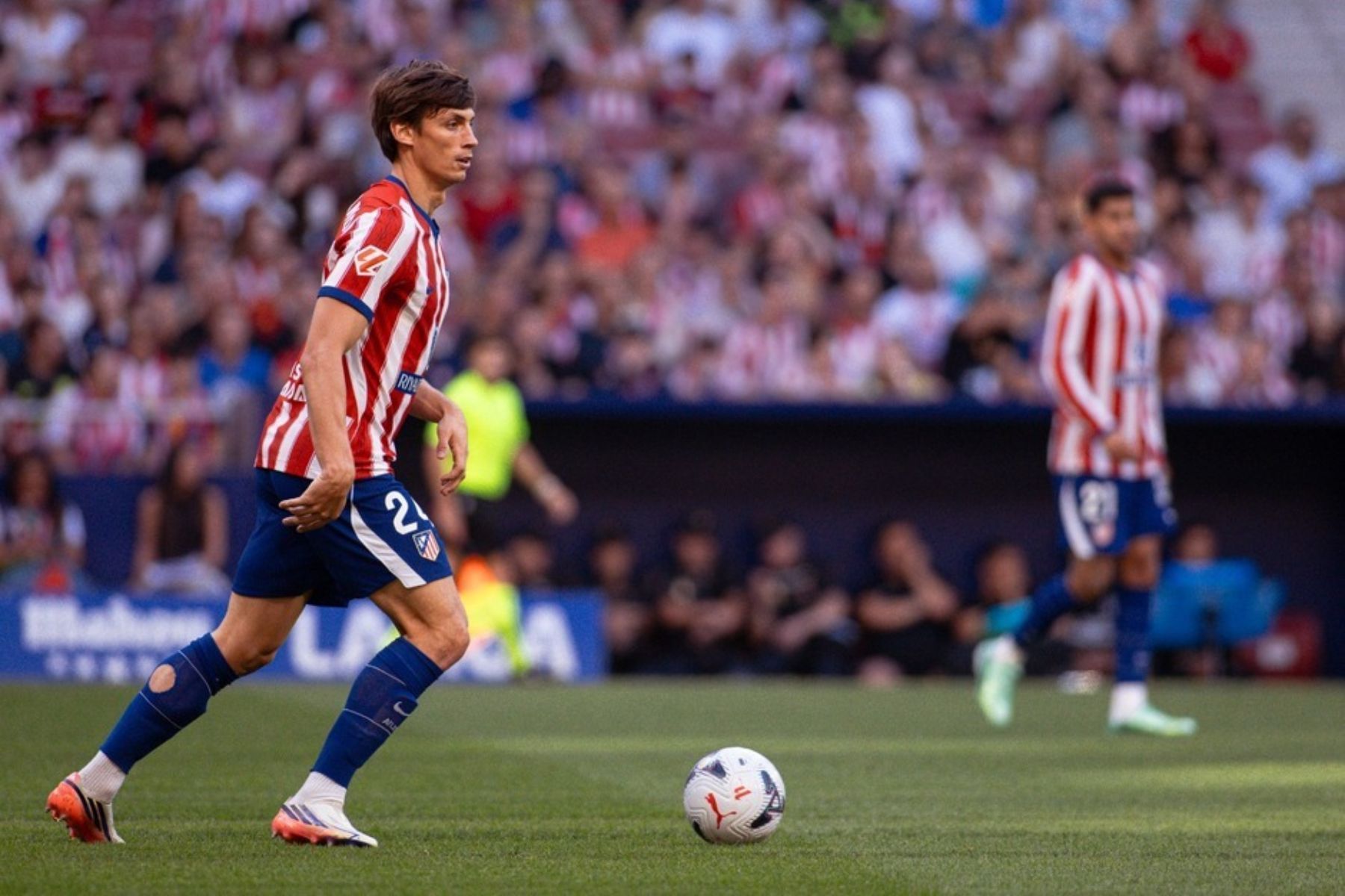 Atlético de Madrid goleia Osasuna e ‘cola’ nos líderes da La Liga
