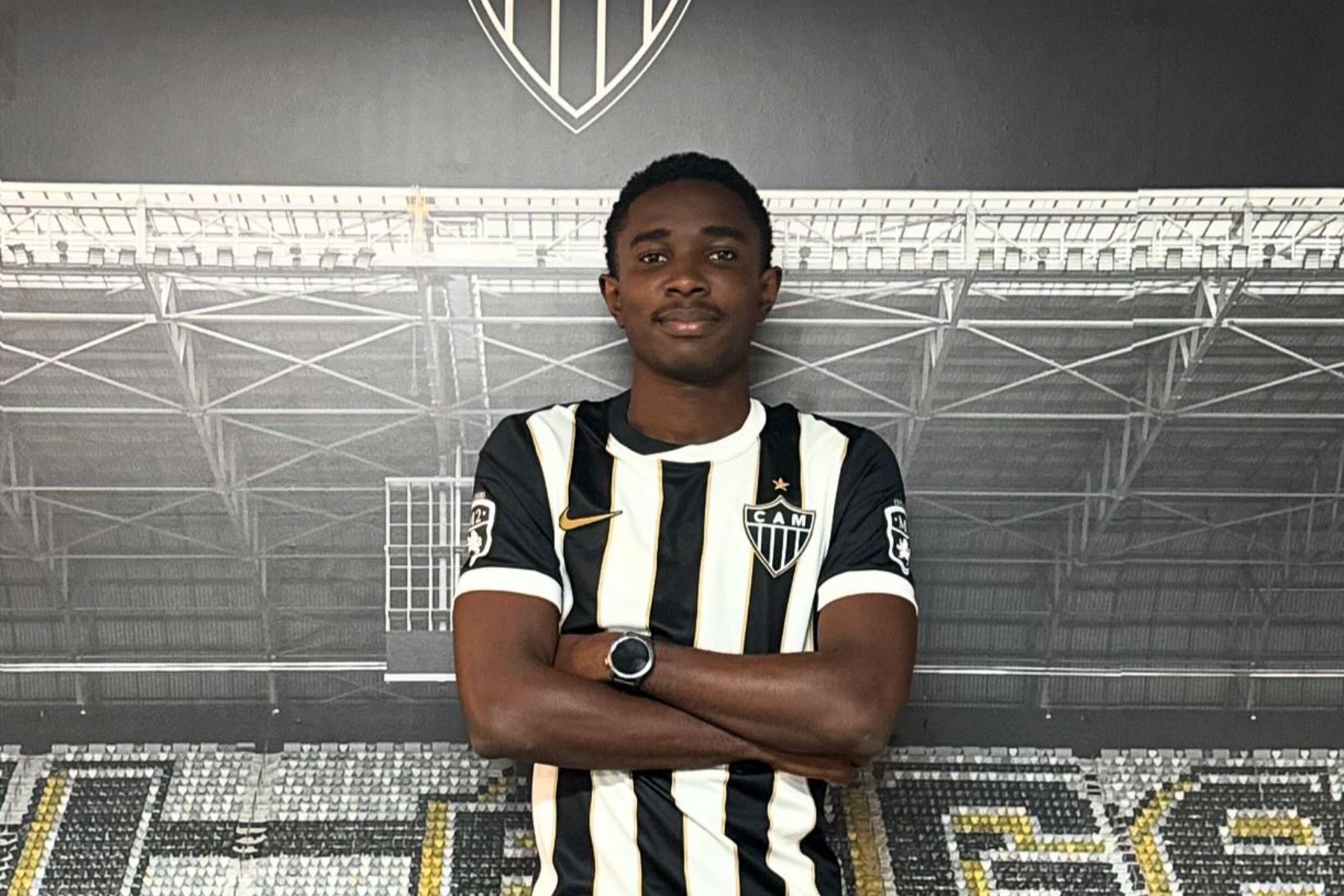 Meio-campista nigeriano assina com o Atlético por três anos; saiba detalhes