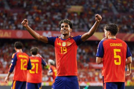 Espanha domina Croácia, goleia pela Nations League e amplia invencibilidade histórica