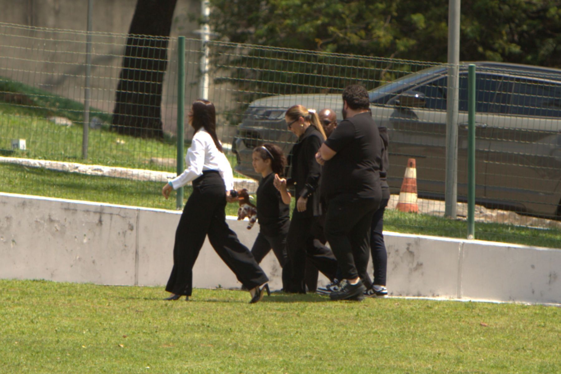Ex-mulher e mãe dos filhos de Bruno Avelar chega ao velório do empresário