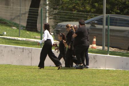 Ex-mulher de Bruno Avelar chega ao velório