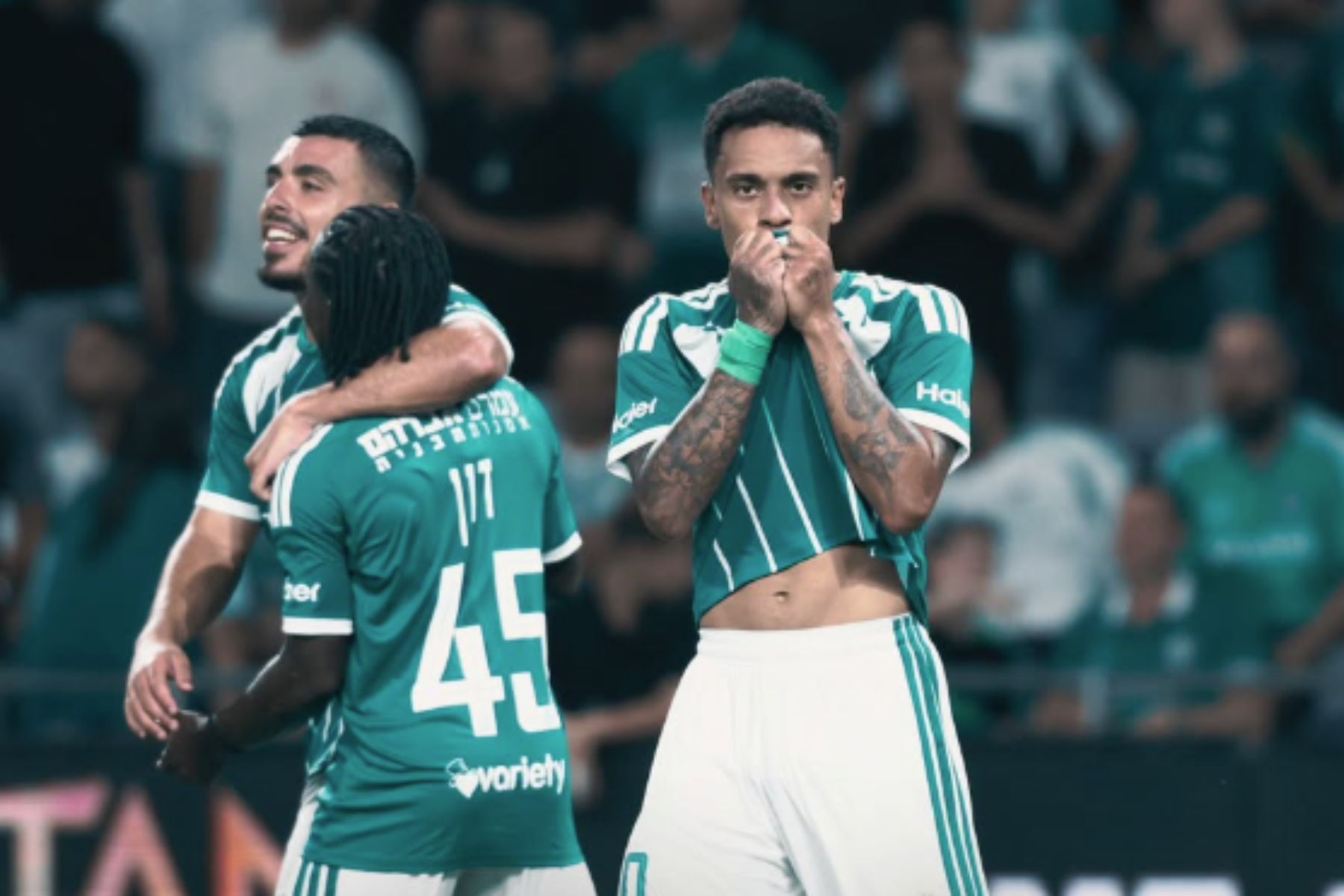 Cria do Atlético brilha e decide jogo com golaço e assistência em Israel