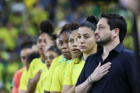 Técnico Arthur Elias e elenco no amistoso contra os Estados Unidos, na Arena Castelão, em Fortaleza