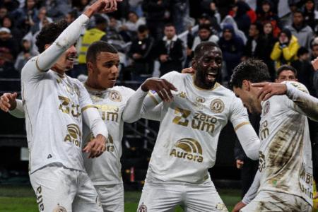 Marcinho (direita) fez os dois gols da Chapecoense contra o Corinthians