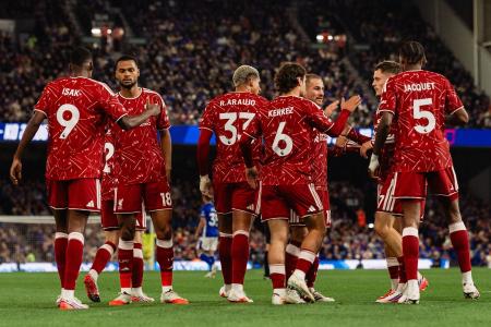 Jogadores do Liverpool celebram gol sobre o Ipswich na Premier League