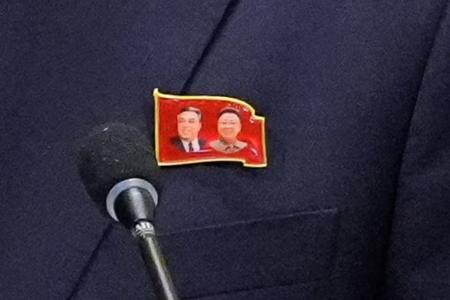 Vice-ministro das Relações Exteriores da Coreia do Norte, Kim Son Gyong, utiliza broche com rosto de pai e avKim Jong-un durante discurso na 81ª Assembleia Geral da ONU em Nova York, nos Estados Unidos, em 28 de setembro de 2026 • Ryan Murphy/Getty Images North America via AFP