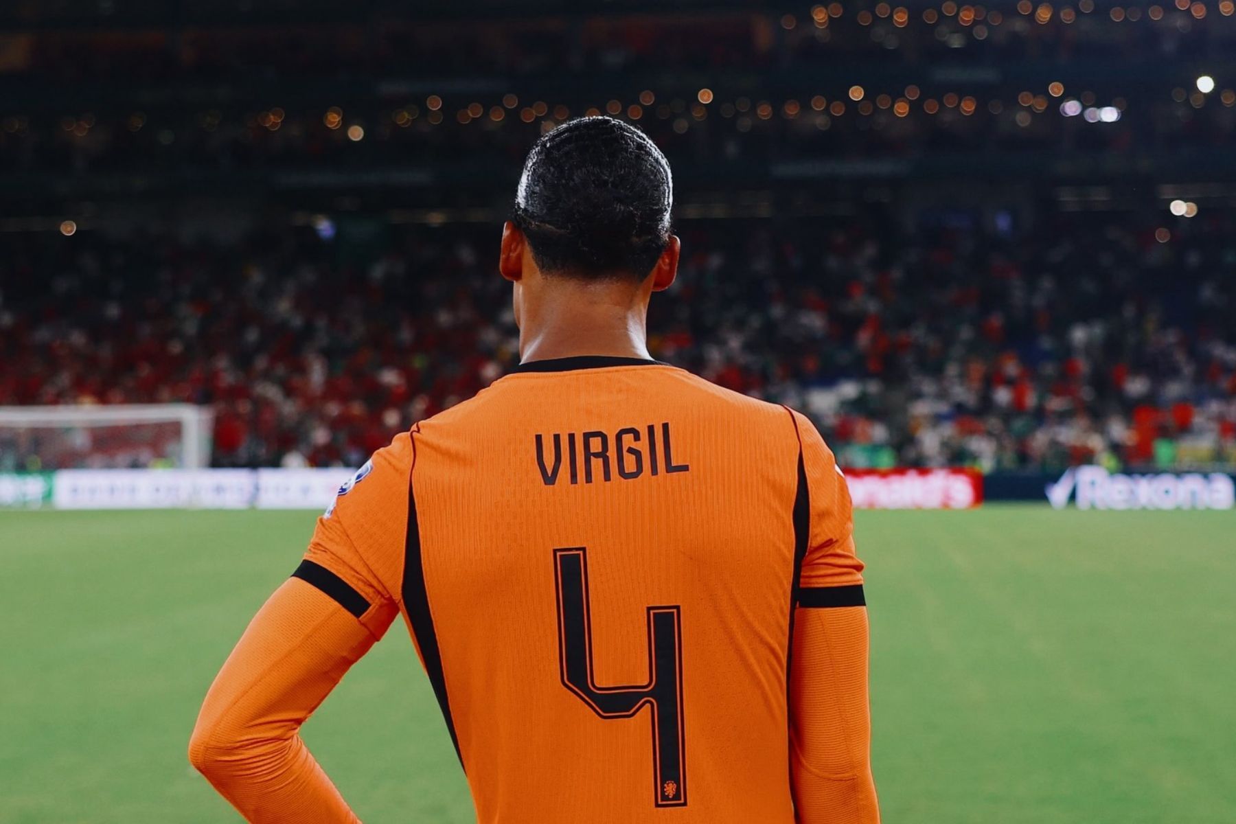 Van Dijk se envolve em discussão com jornalistas em coletiva de imprensa pré-Liga das Nações