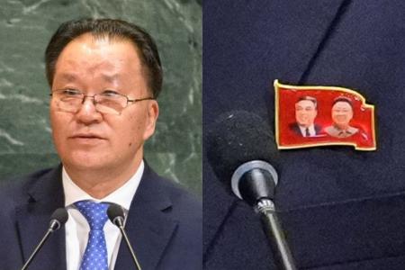 Representante da Coreia do Norte usa broche com rosto de pai e avô de Kim Jong-un em discurso na ONU