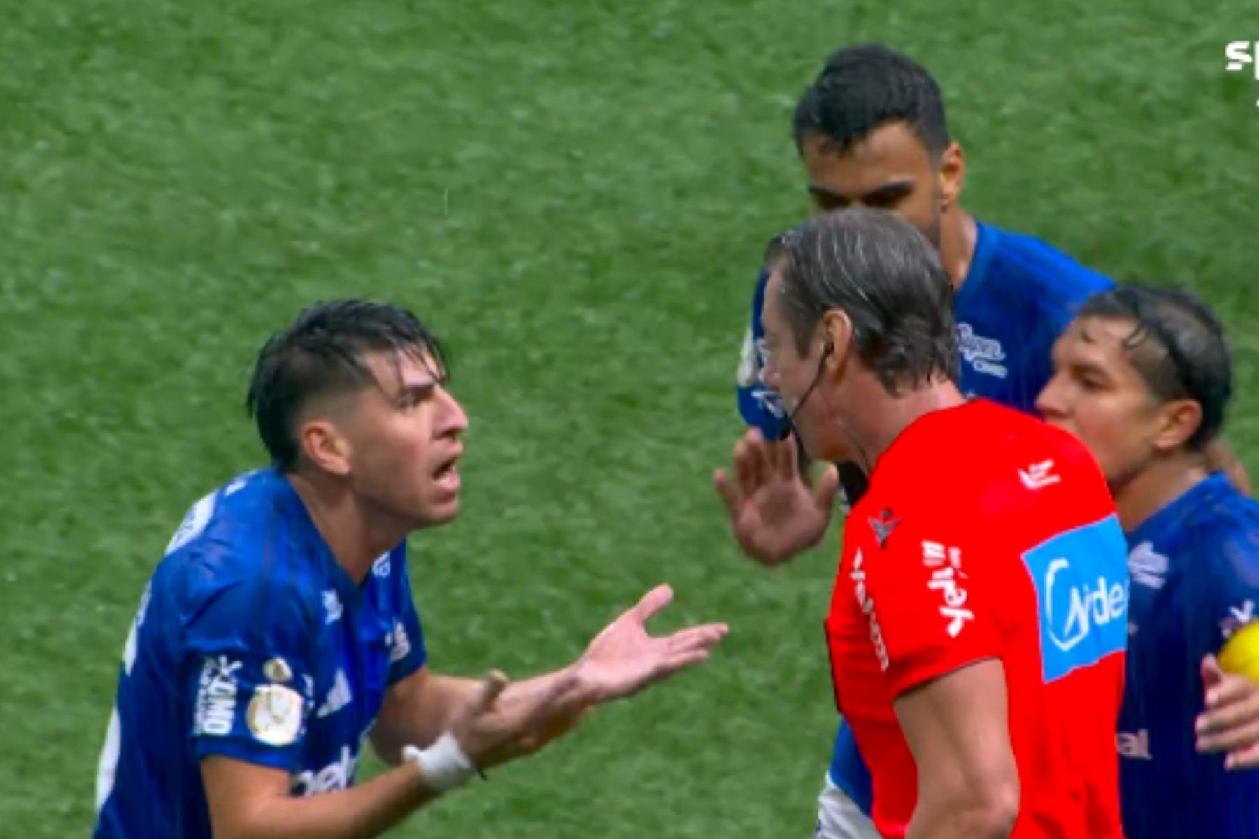 Jogador é expulso e deixa Cruzeiro com um a menos diante do Atlético na Arena MRV