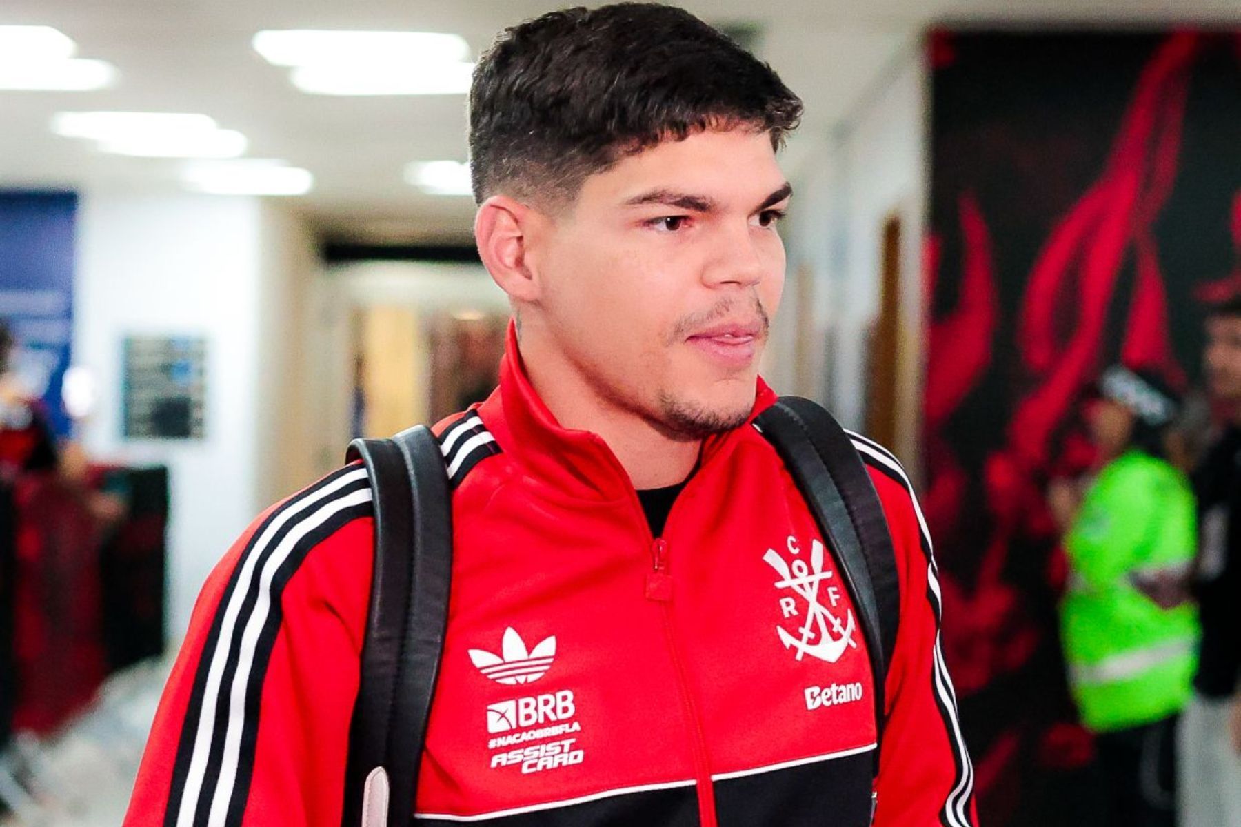 Flamengo x Bragantino: Ayrton Lucas deixa o campo chorando no início do jogo