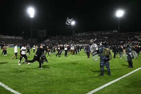 Torcedores do Platense invadiram gramado após eliminação