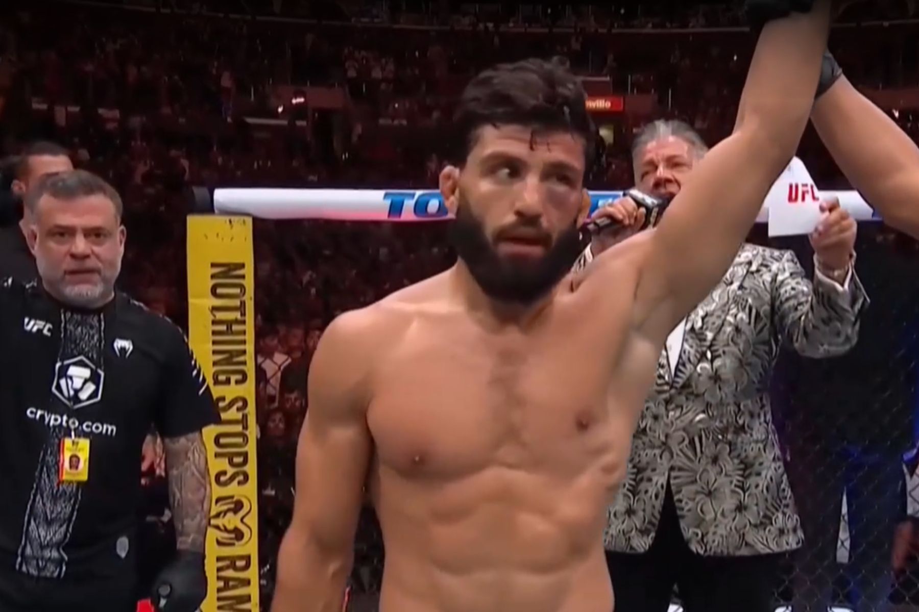 Arman nocauteia Ruffy no 1º round e carimba vaga como desafiante ao cinturão do UFC