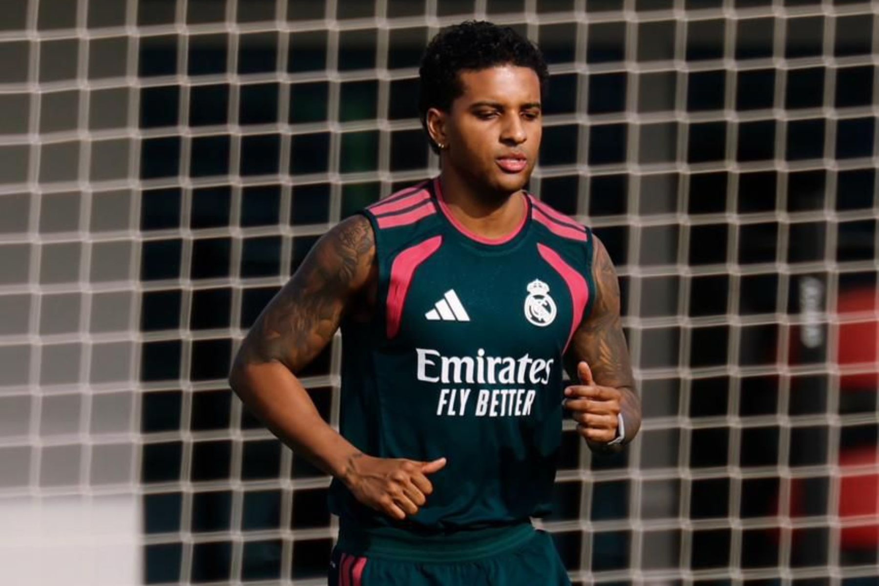 Sem jogar há seis meses, Rodrygo dá passo importante em recuperação de grave lesão