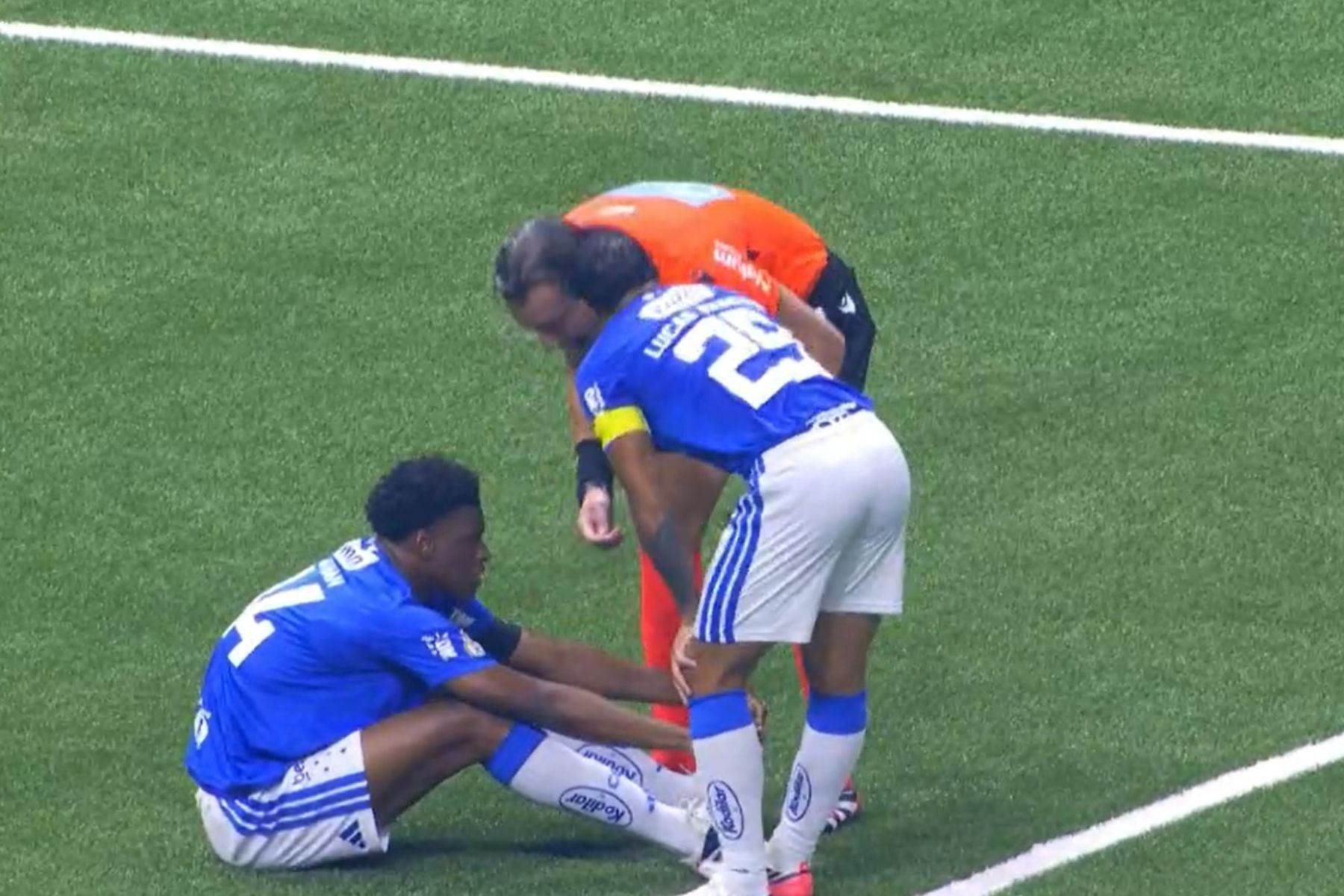 Zagueiro do Cruzeiro 'revive' drama, sente dores e é sacado de jogo contra o Atlético