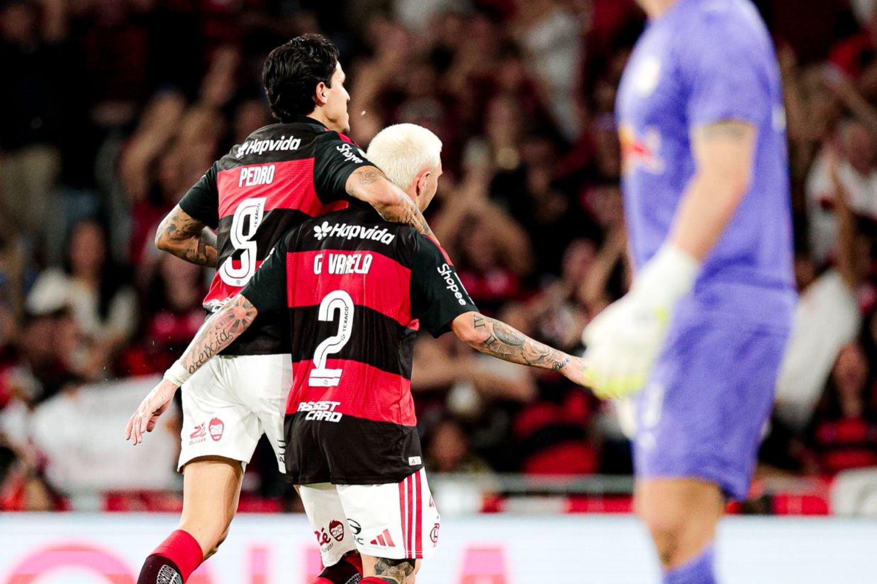 Flamengo vence o Red Bull Bragantino e abre vantagem pelo título do Brasileirão