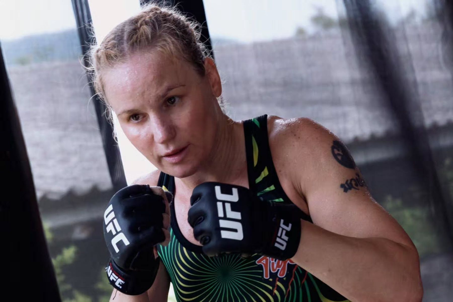 Campeã do UFC se lesiona, e luta pelo cinturão contra mineira é cancelada, diz site
