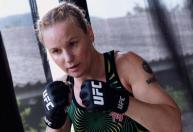 Campeã do UFC se lesiona, e luta pelo cinturão contra mineira é cancelada, diz site
